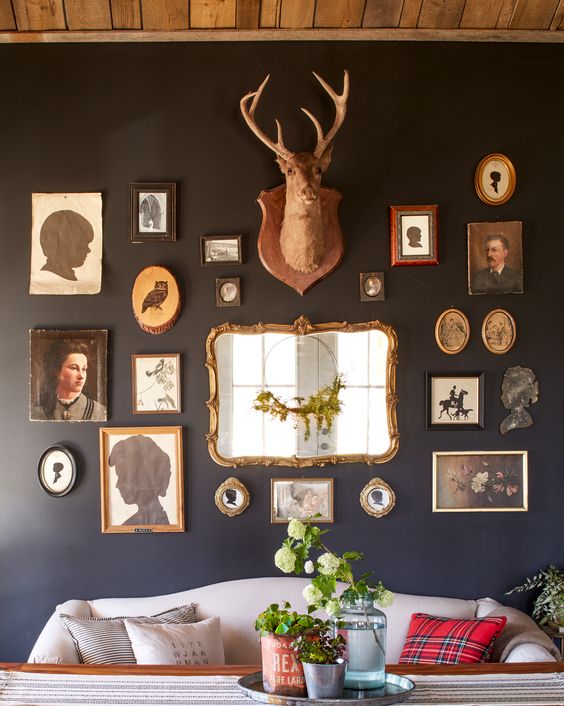 Decorar la pared con fotos y un ciervo