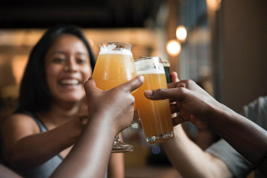 Cerveza y amigos en casa