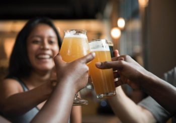 Cerveza y amigos en casa